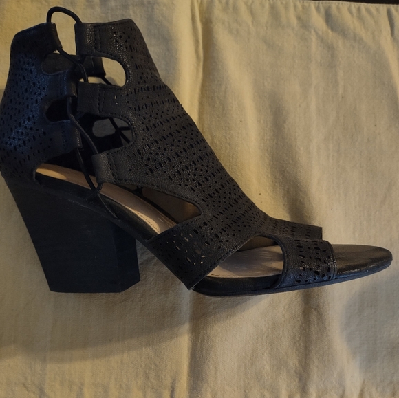 Vince camuto Corbina leather size  7.5 - Picture 2 of 5